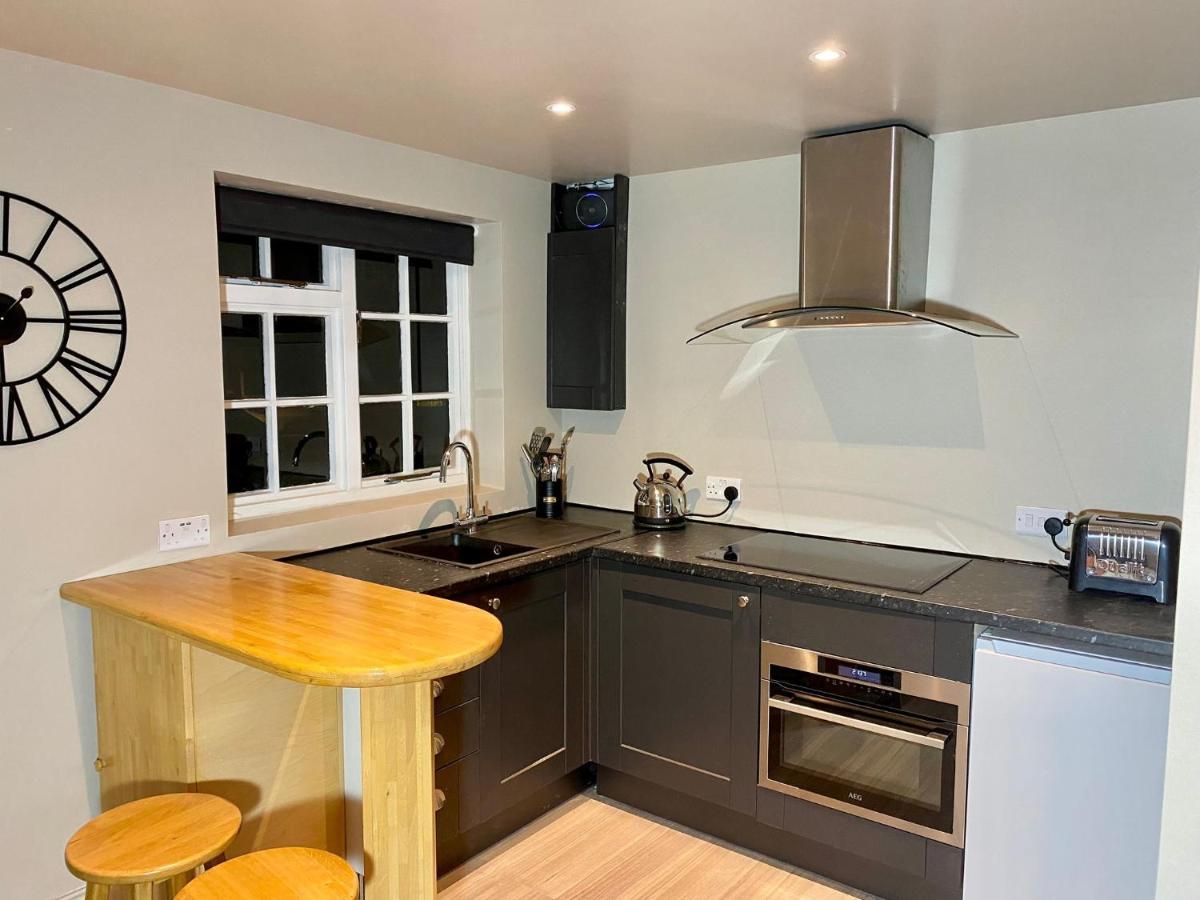 Well Cottage: A Cotswold Cottage At The Heart Of The Village Of Crudwell エクステリア 写真