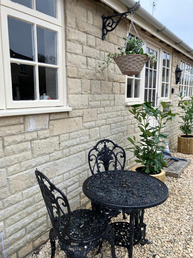 Well Cottage: A Cotswold Cottage At The Heart Of The Village Of Crudwell エクステリア 写真