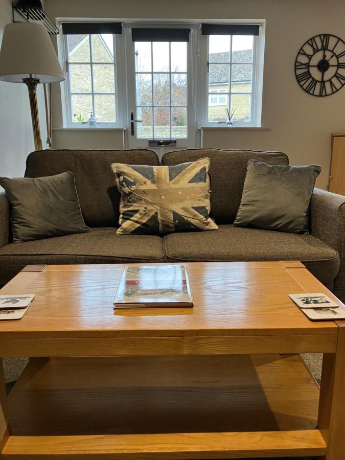 Well Cottage: A Cotswold Cottage At The Heart Of The Village Of Crudwell エクステリア 写真